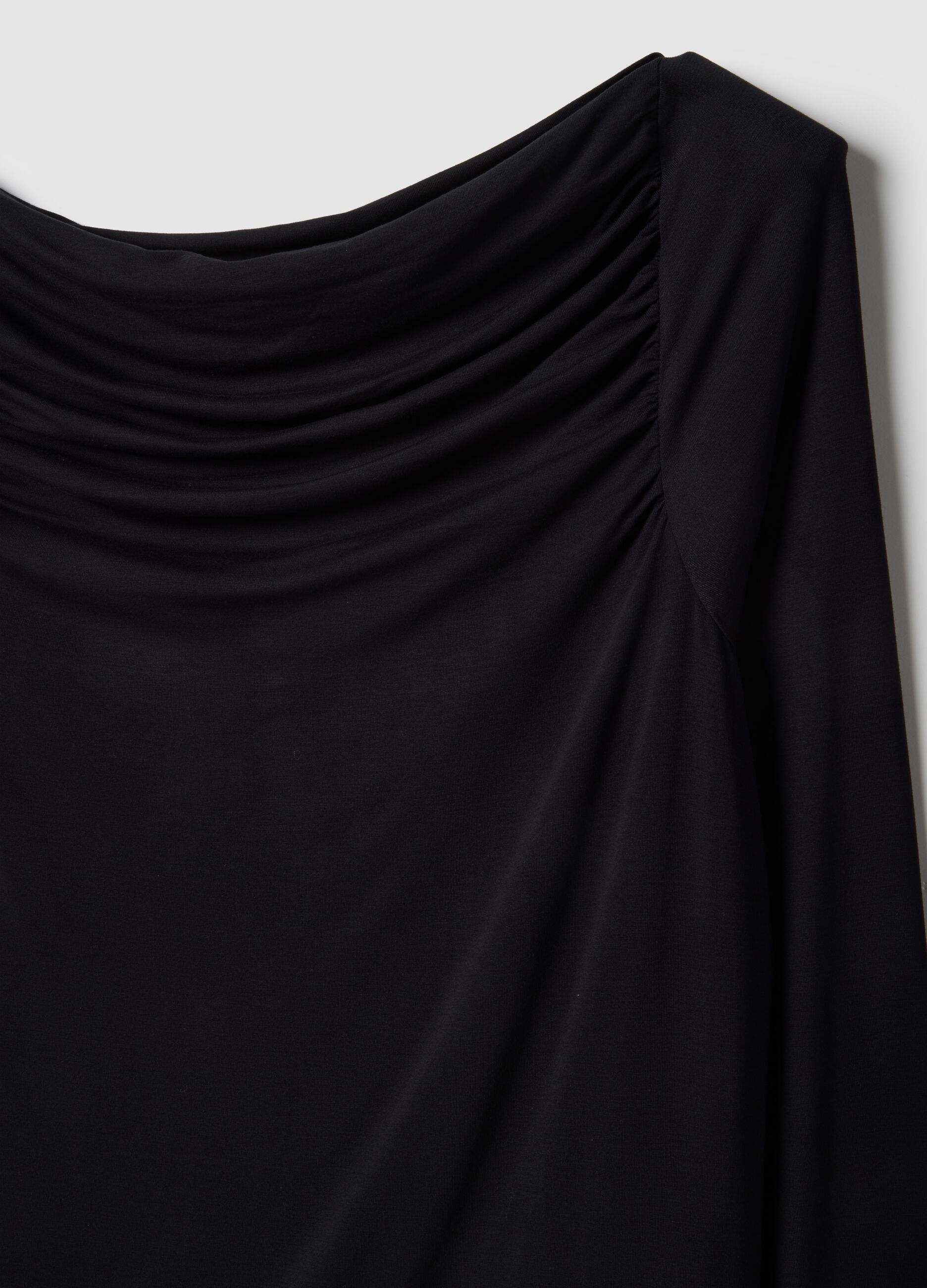 Top comprido preto de viscose el&aacute;stica com decote &agrave; barco e corte regular