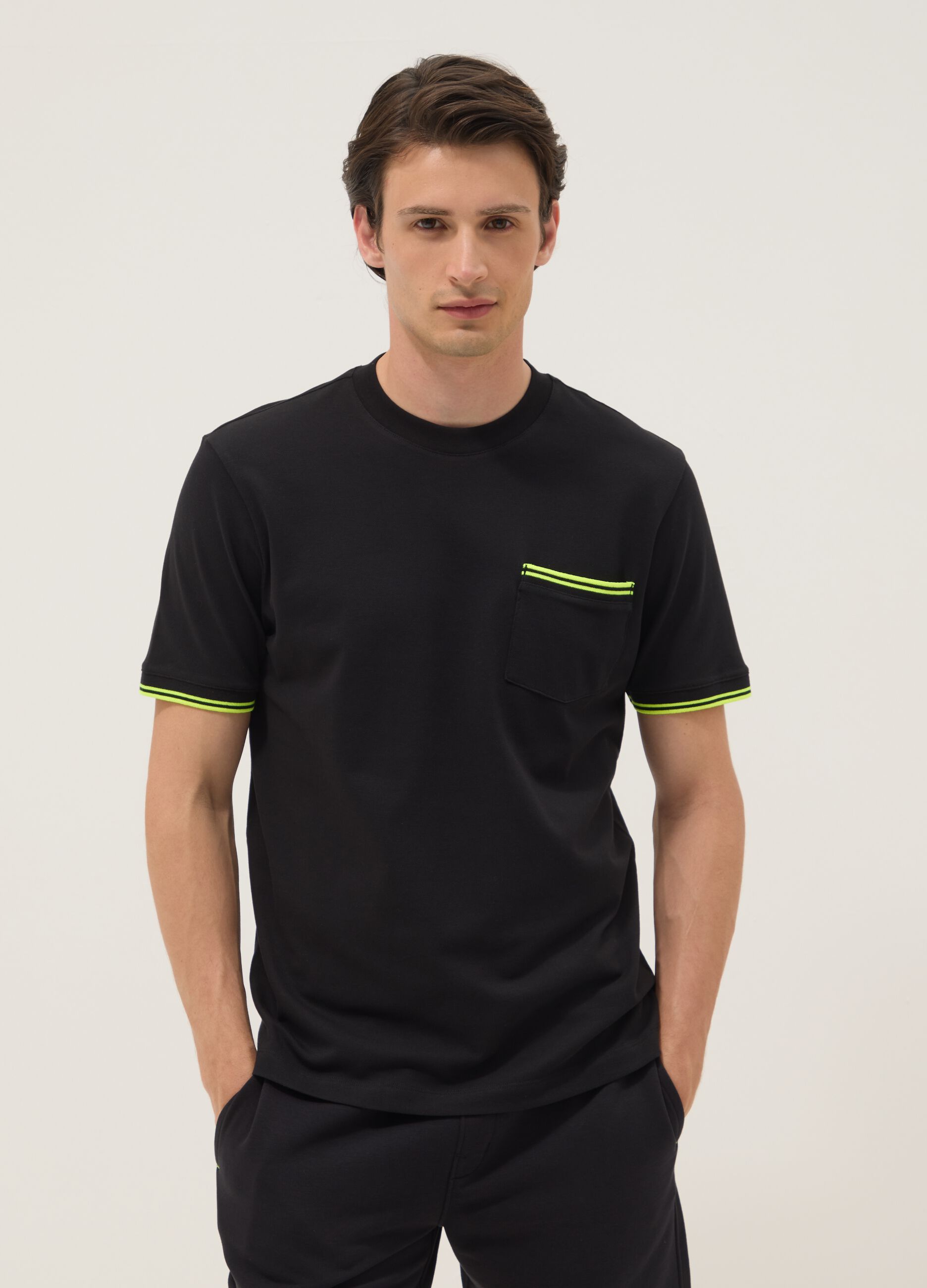 T-shirt preta de manga curta em algod&atilde;o el&aacute;stico com bolso no peito