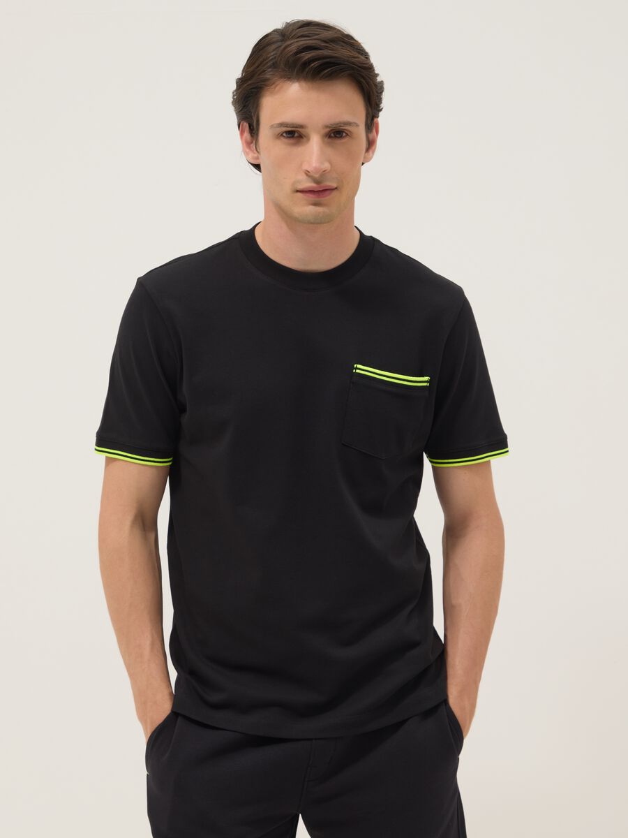 Schwarzes Kurzarm-T-Shirt aus Stretch-Baumwolle mit Brusttasche_0