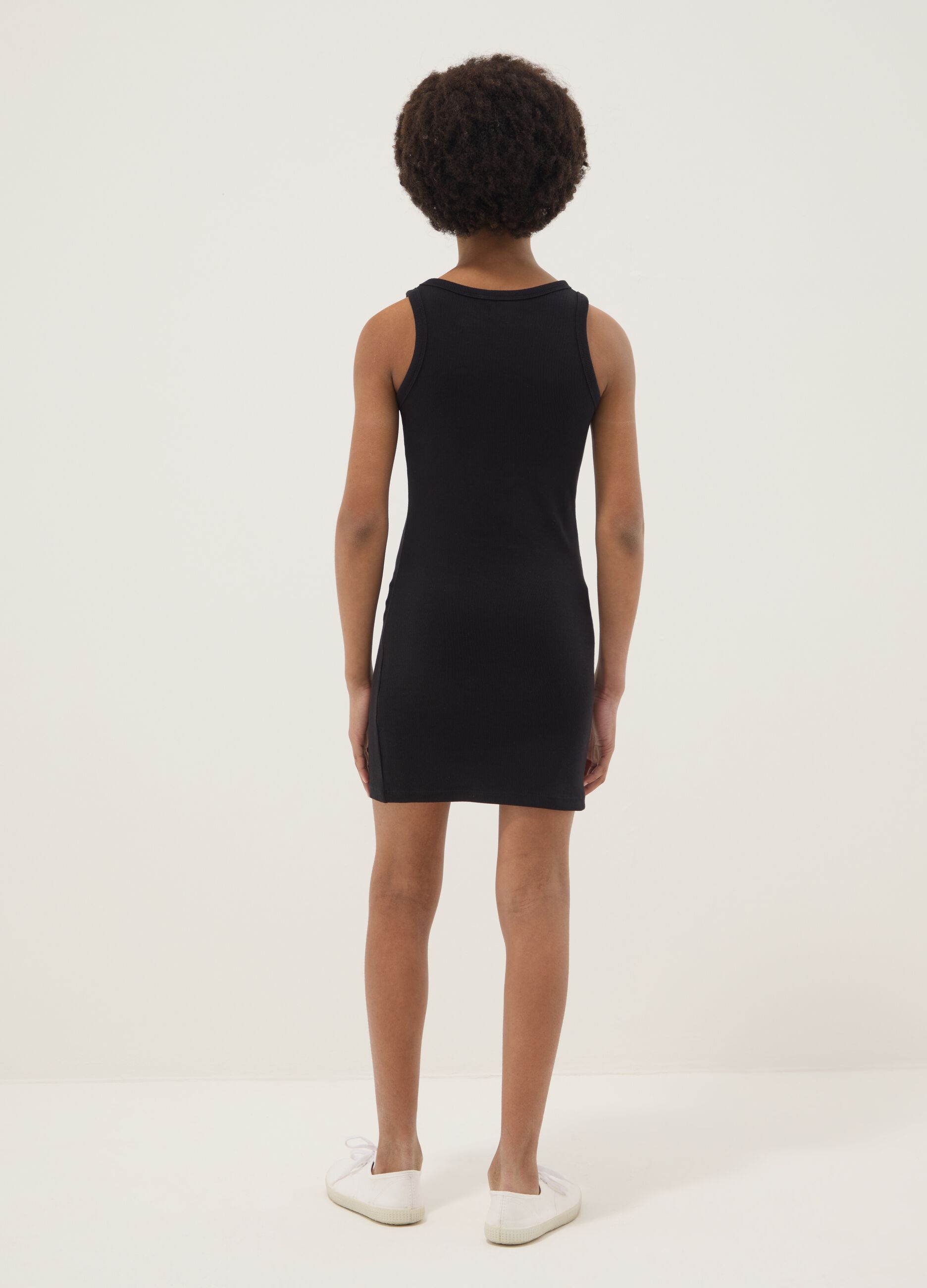 &Auml;rmelloses, figurbetontes M&auml;dchenkleid aus schwarzem Stretch-Baumwolle
