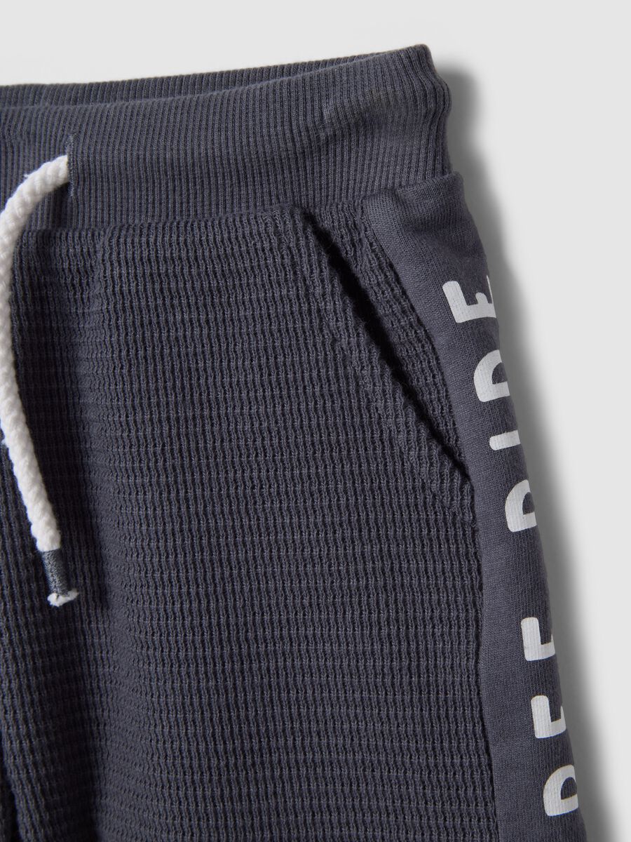 Grey pure cotton shorts with elasticated waist for boys, regular fit_3