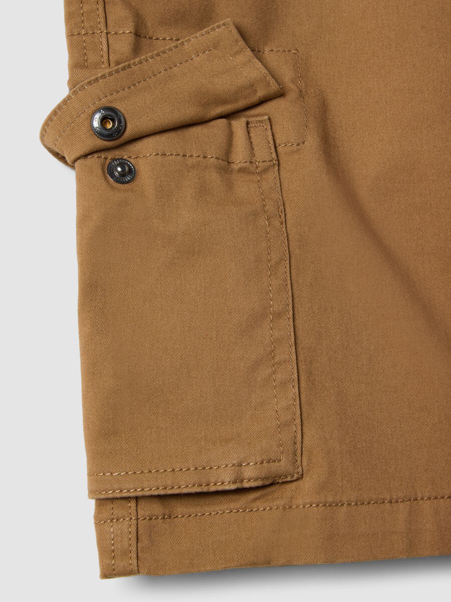 Brown stretch cotton oversized fit cargo shorts for kids_3