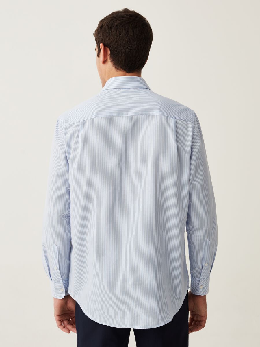 Regular-fit shirt with thin stripes_2