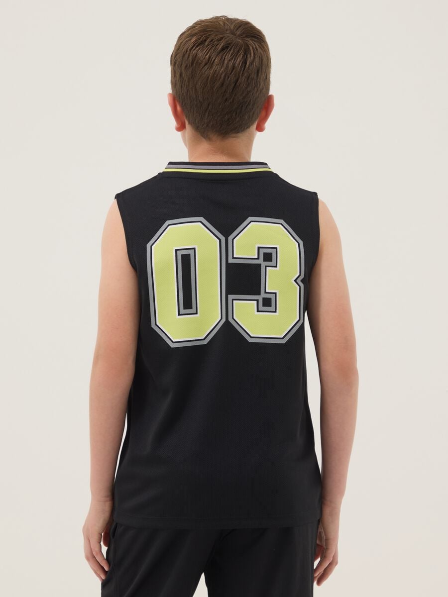 Black sporty V-neck vest_1