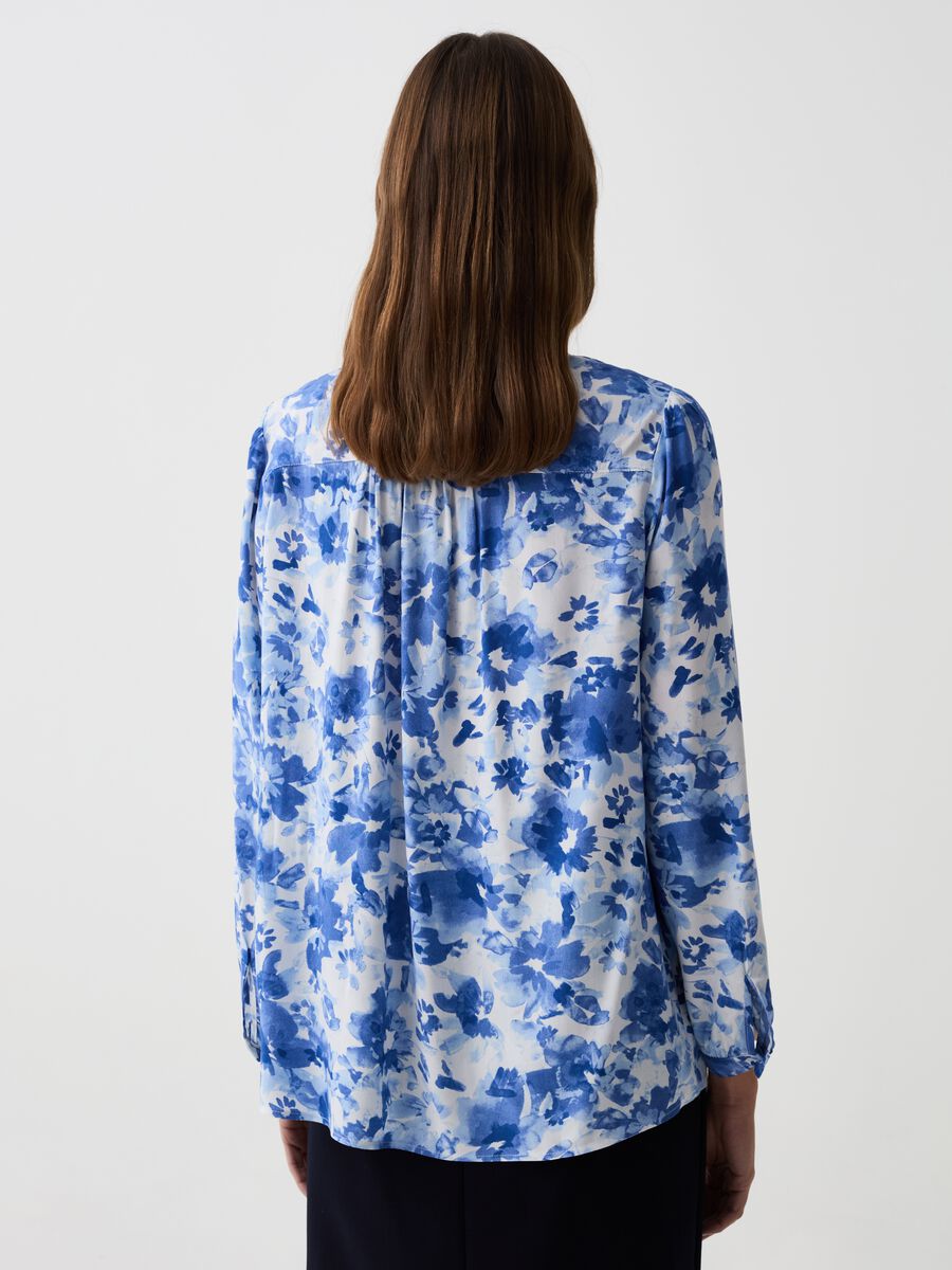Sustainable viscose blouse with pattern_2