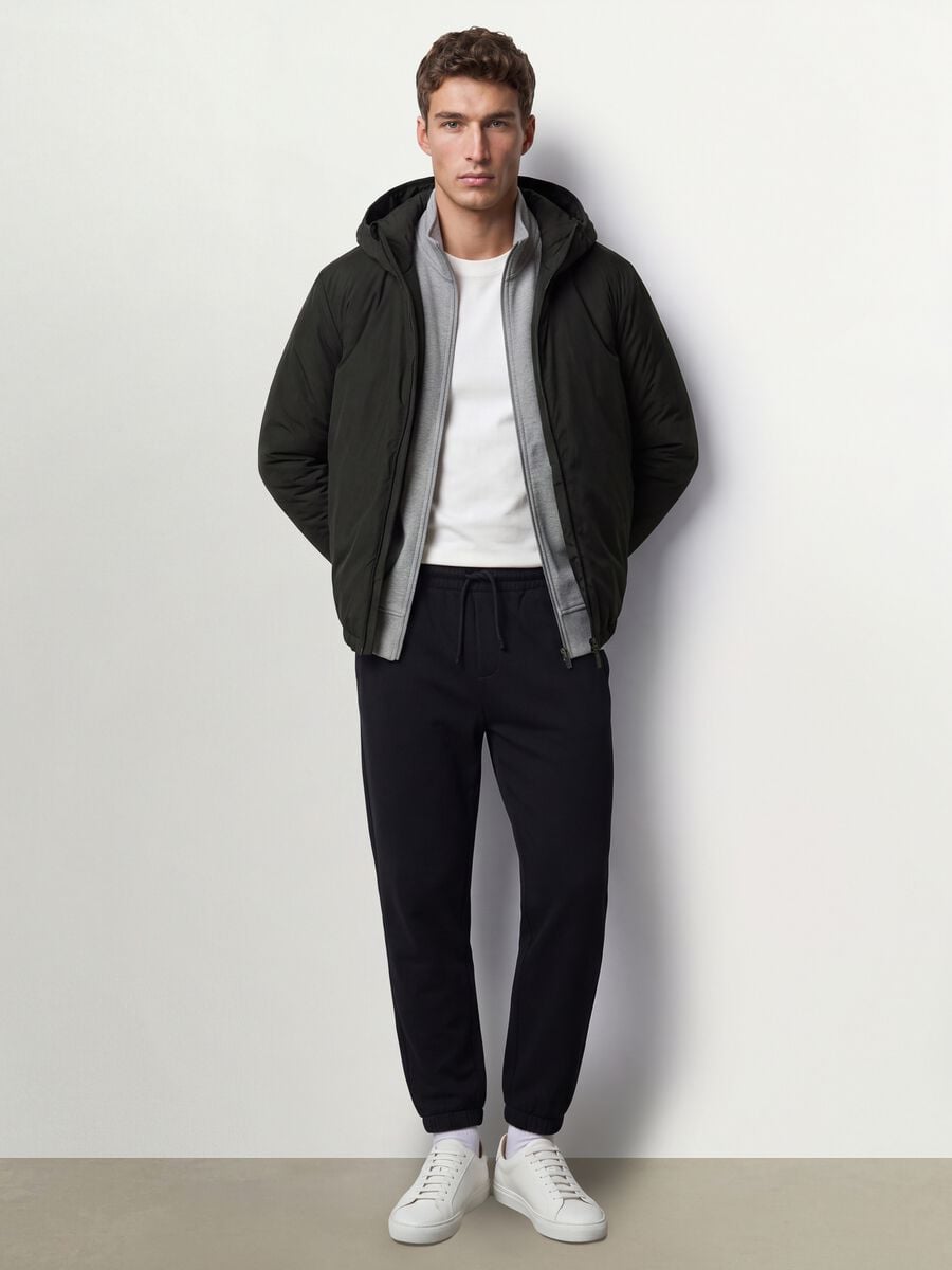 Olivgr&uuml;ne Jacke mit Kapuze und Rei&szlig;verschluss_0
