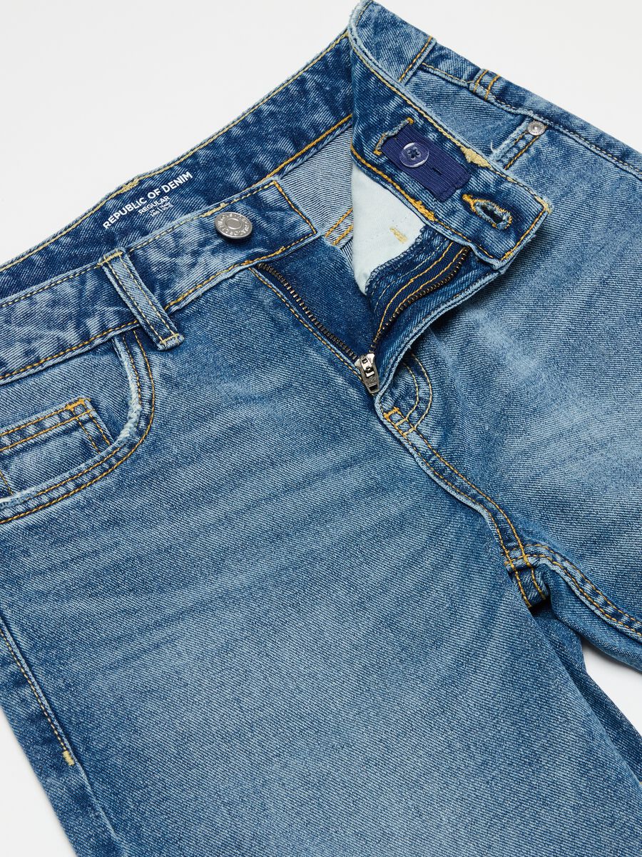 Regular-fit Bermuda shorts in denim with five pockets_2