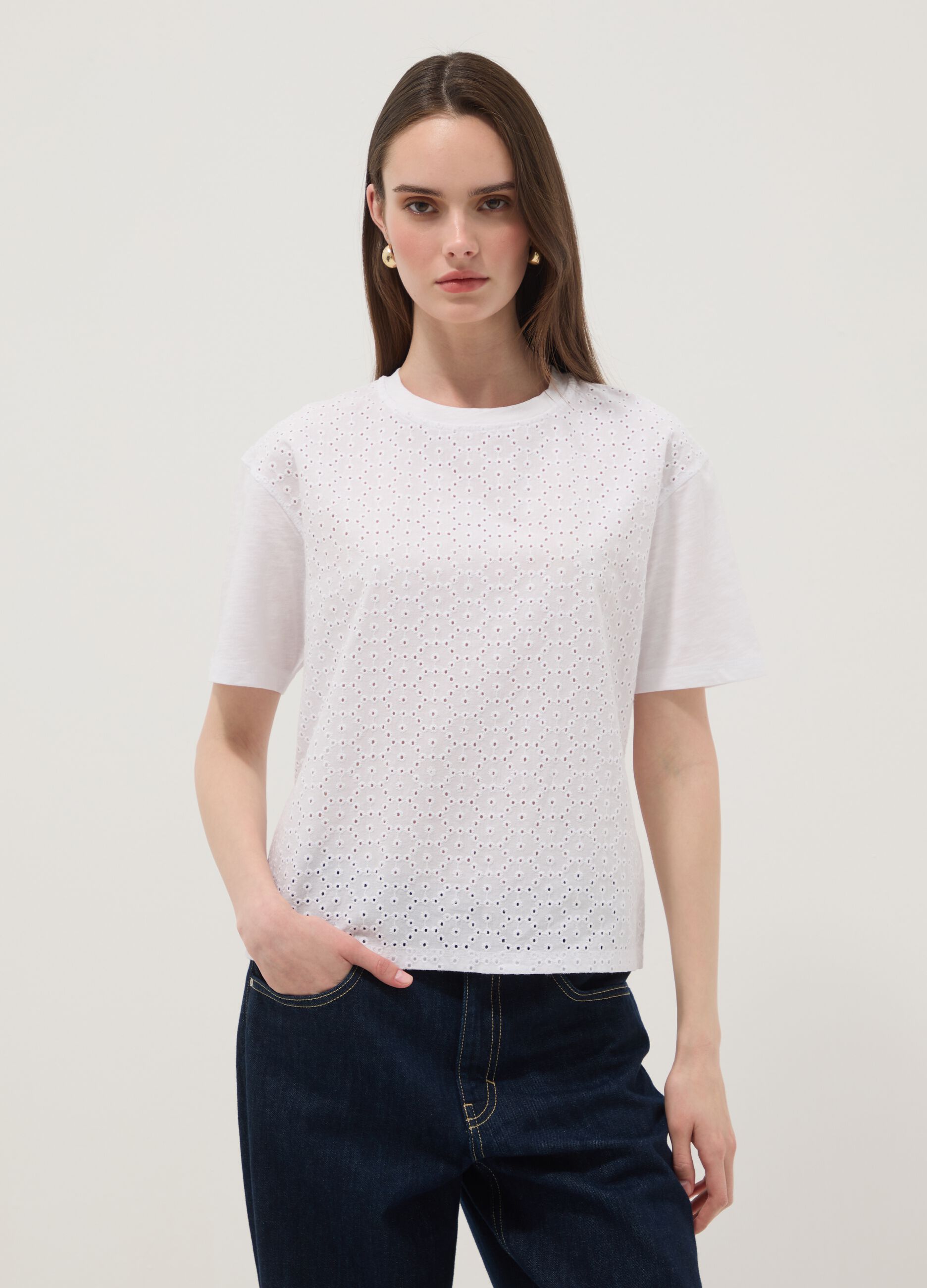 White short-sleeved pure cotton T-shirt with broderie anglaise embroidery
