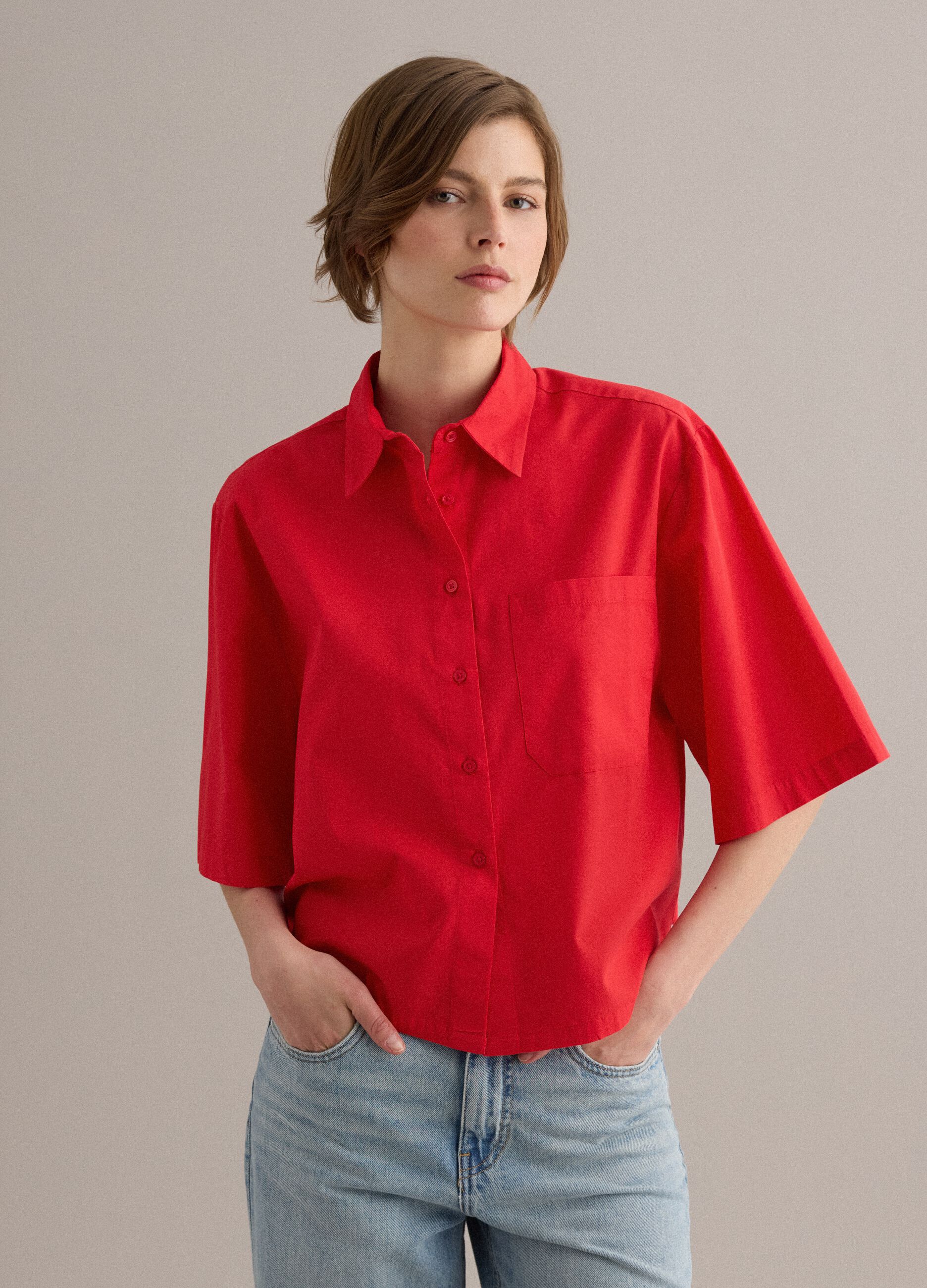 Camisa roja de algod&oacute;n puro con bolsillo, corte oversize