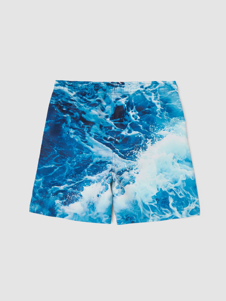 Short de bain bleu gar&ccedil;on imprim&eacute; vagues et palmiers_1