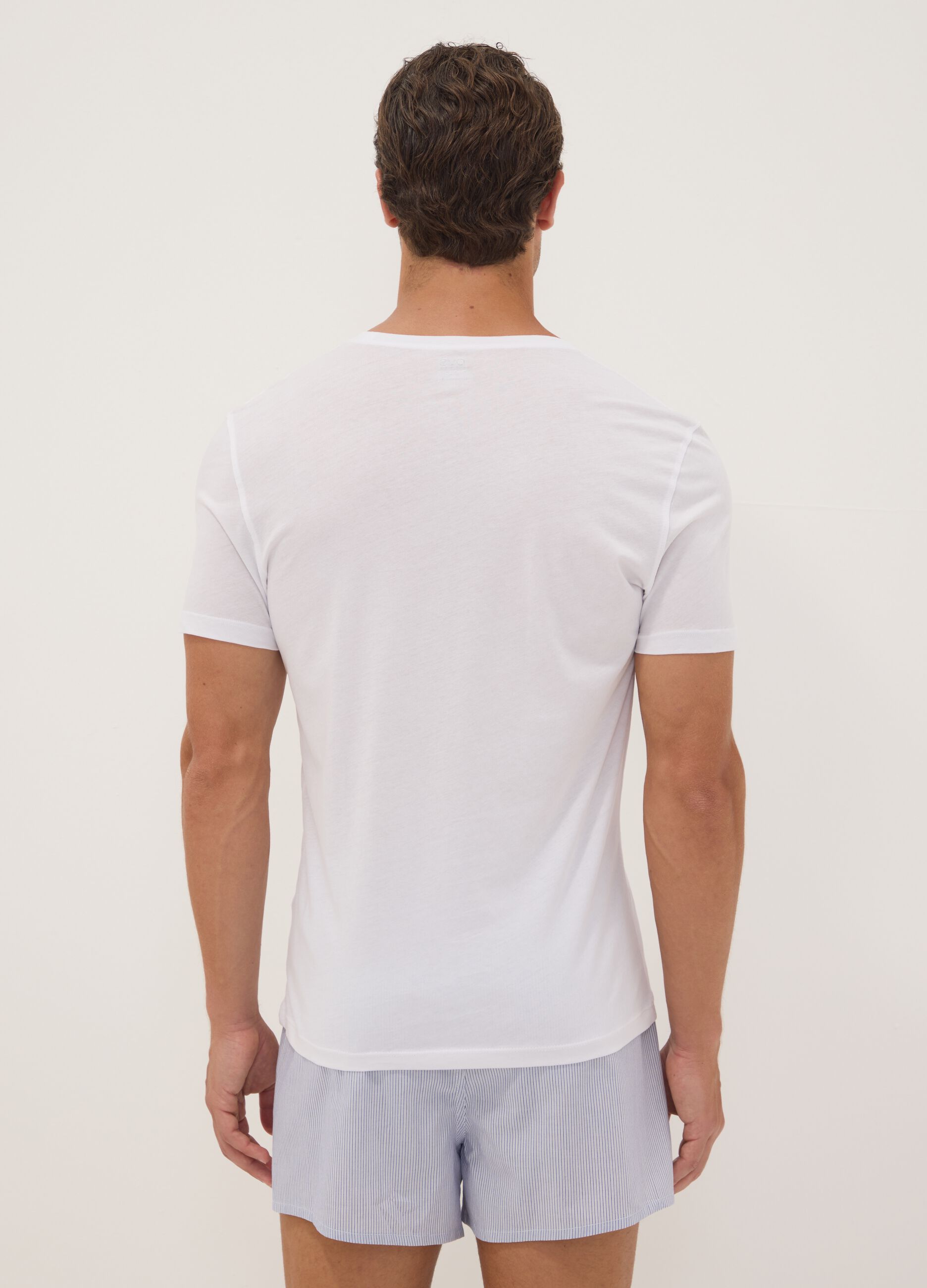 2-pack of white pure extra-fine cotton T-shirts with deep V-neck
