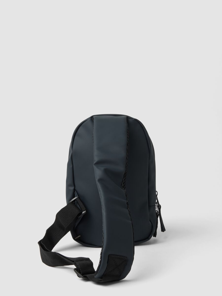 Borsa sportiva blu a tracolla con tasca frontale idrorepellente_1