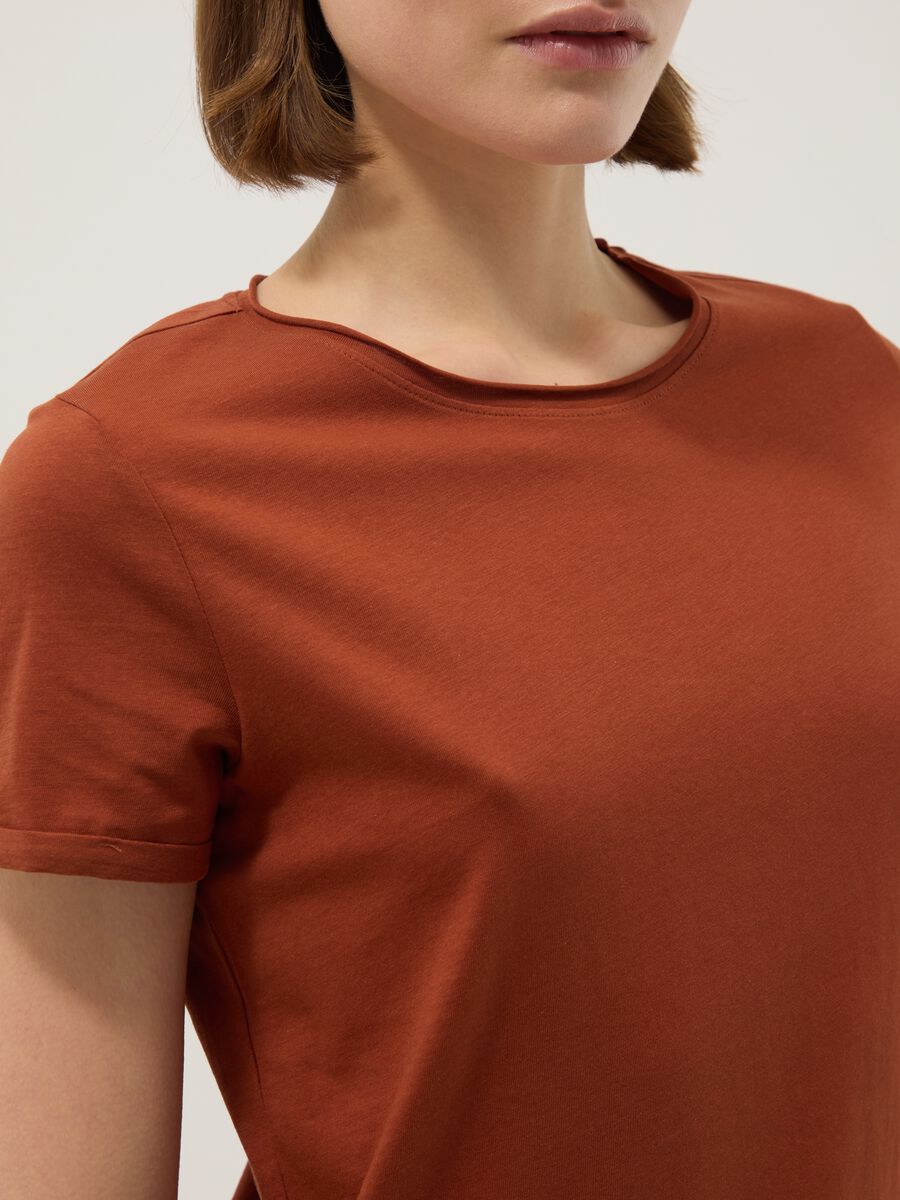 Braunes Kurzarm-T-Shirt aus reiner Baumwolle im Regular Fit_3