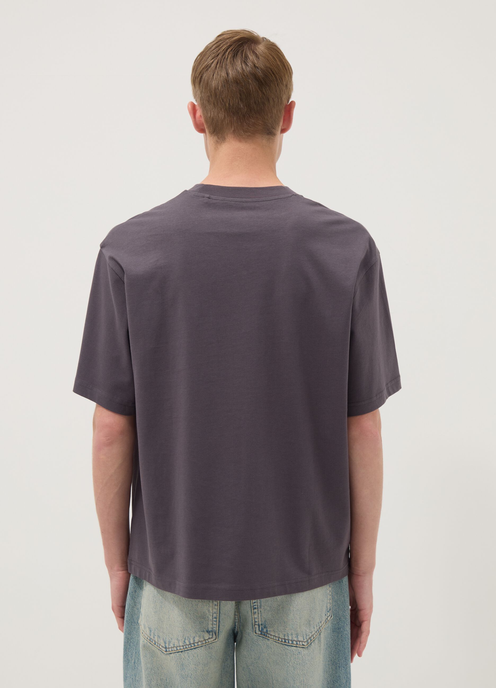T-shirt cinzenta em algod&atilde;o puro com bolso, corte regular