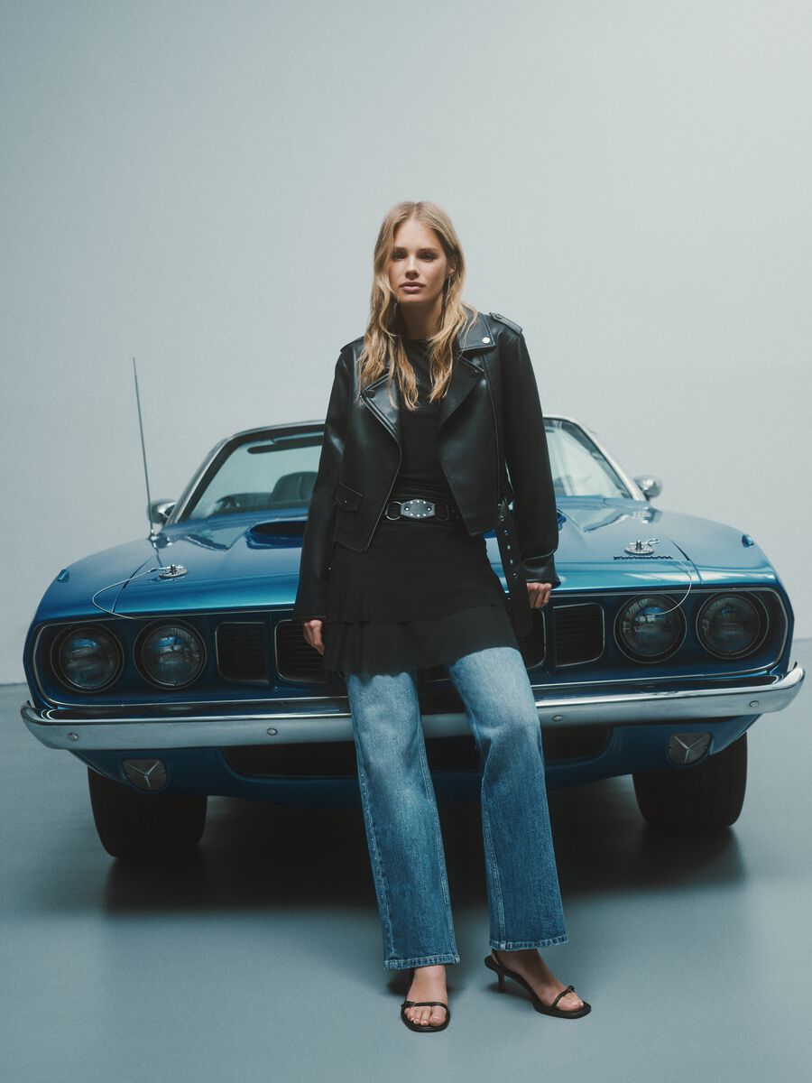 Schwarzes &auml;rmelloses Kleid mit regul&auml;rer Passform_0