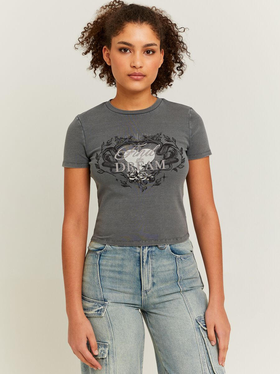 T-shirt cropped con stampa grafica_0