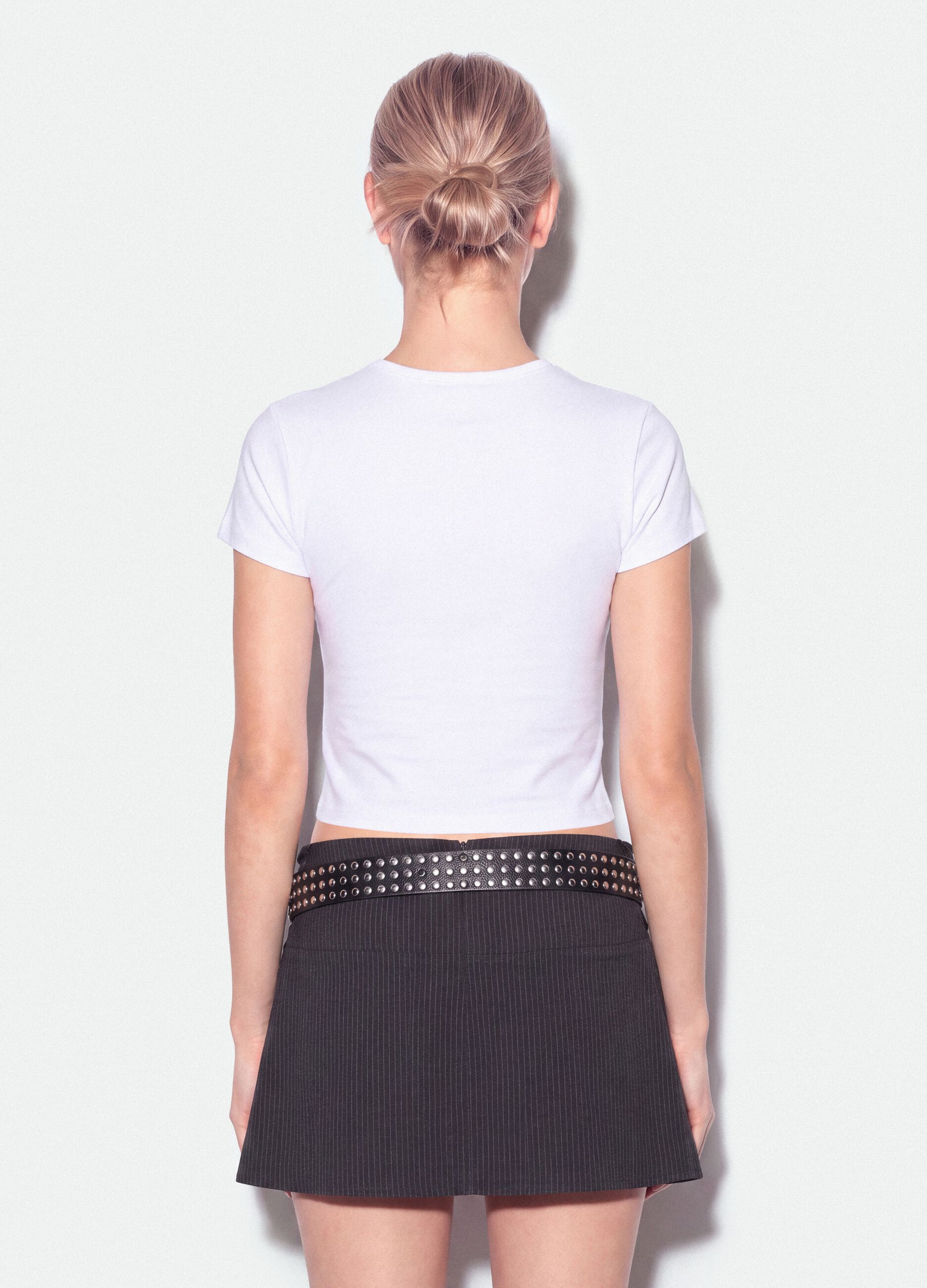 Wei&szlig;es, figurbetontes T-Shirt aus reiner Baumwolle mit Six-Seven-Frontprint