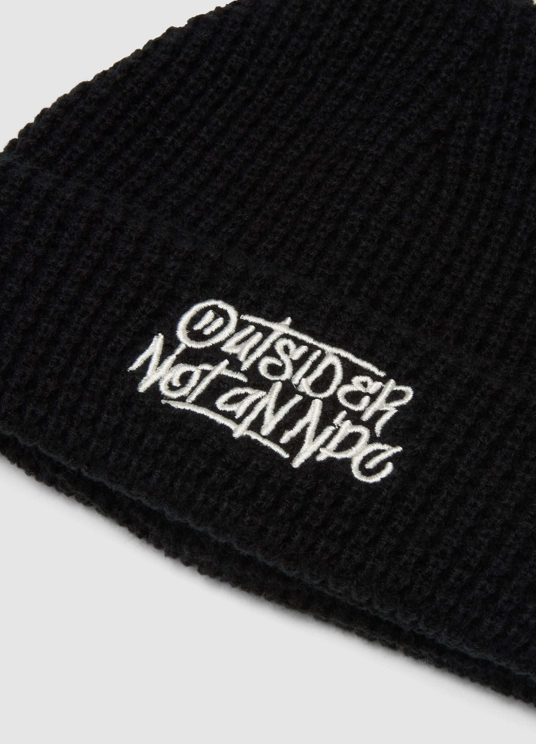 Schwarze Rippstrickm&uuml;tze mit Umschlag