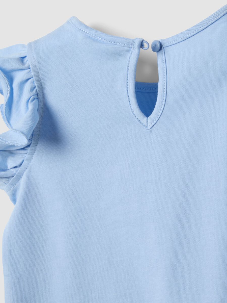 Hellblaues Tanktop aus reiner Bio-Baumwolle f&uuml;r Baby-M&auml;dchen mit Print und Volants_3