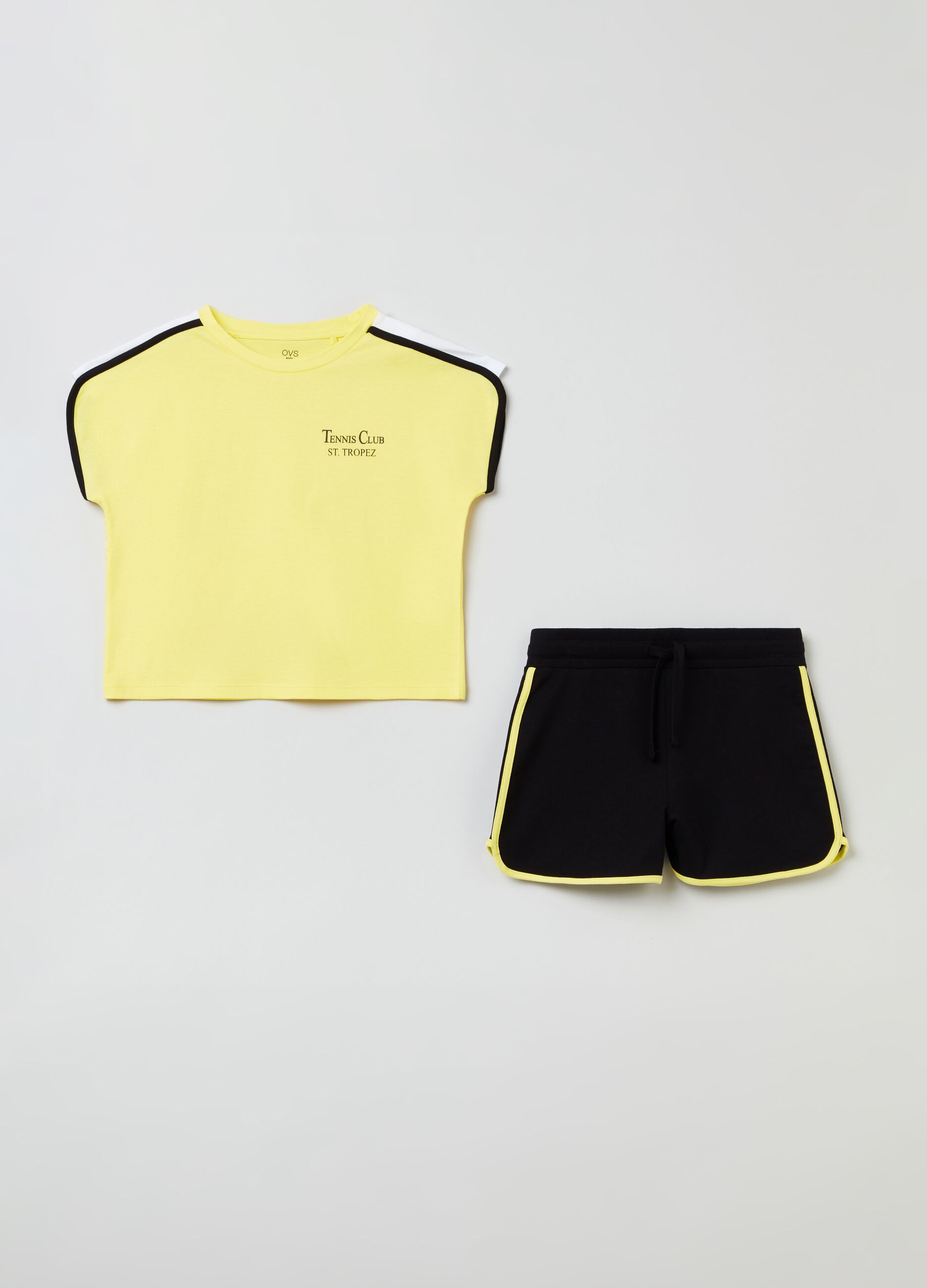 Pack jogging camiseta y shorts con ribetes en contraste