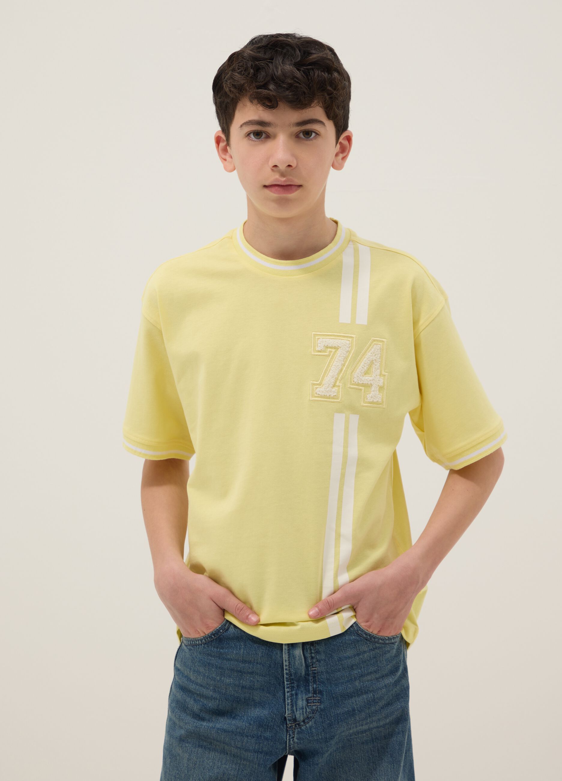 Jungen gelbes T-Shirt aus reiner Baumwolle mit Nummer und lockerer Passform
