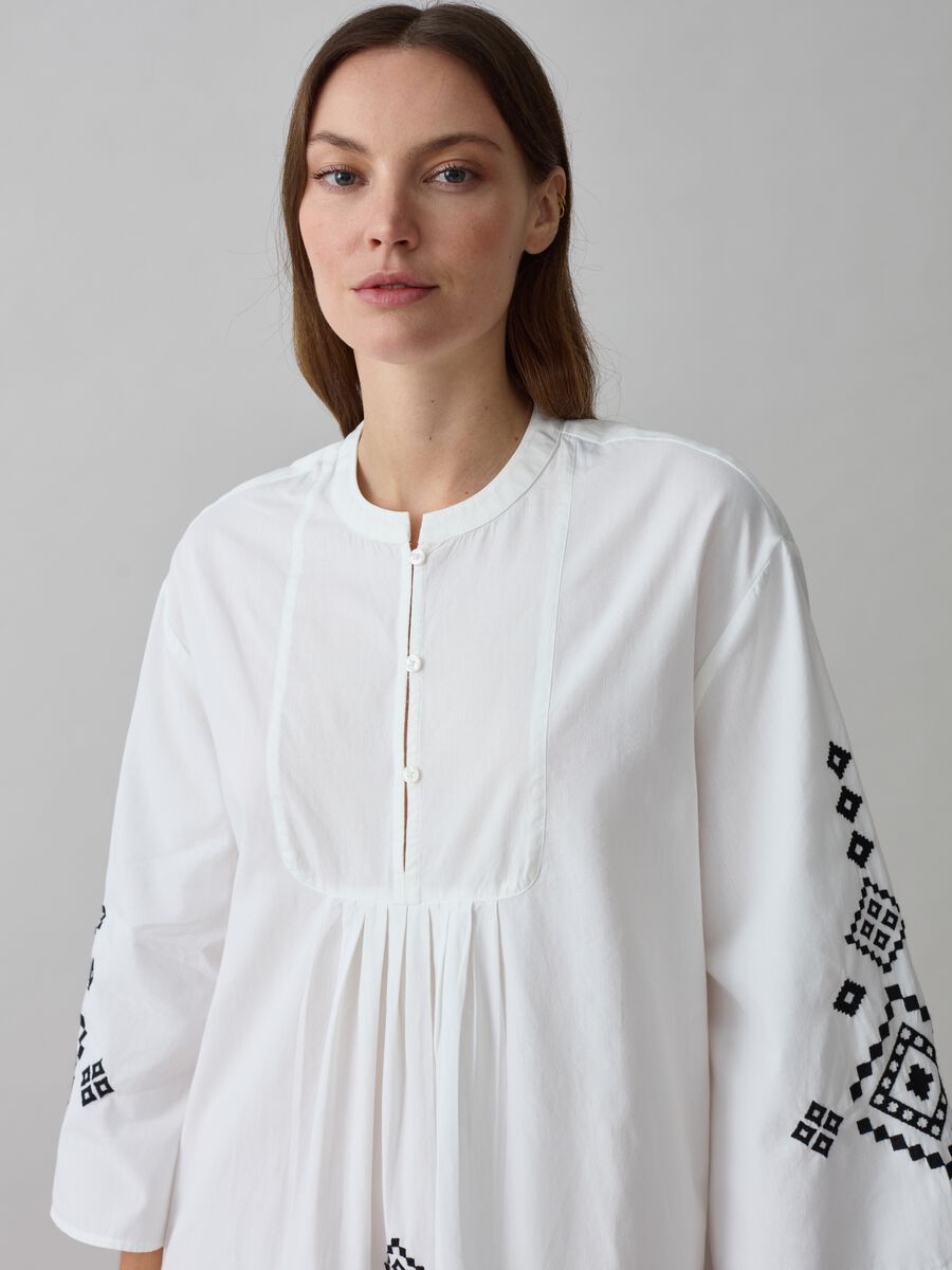 Short shirt dress with ethnic embroidery_1
