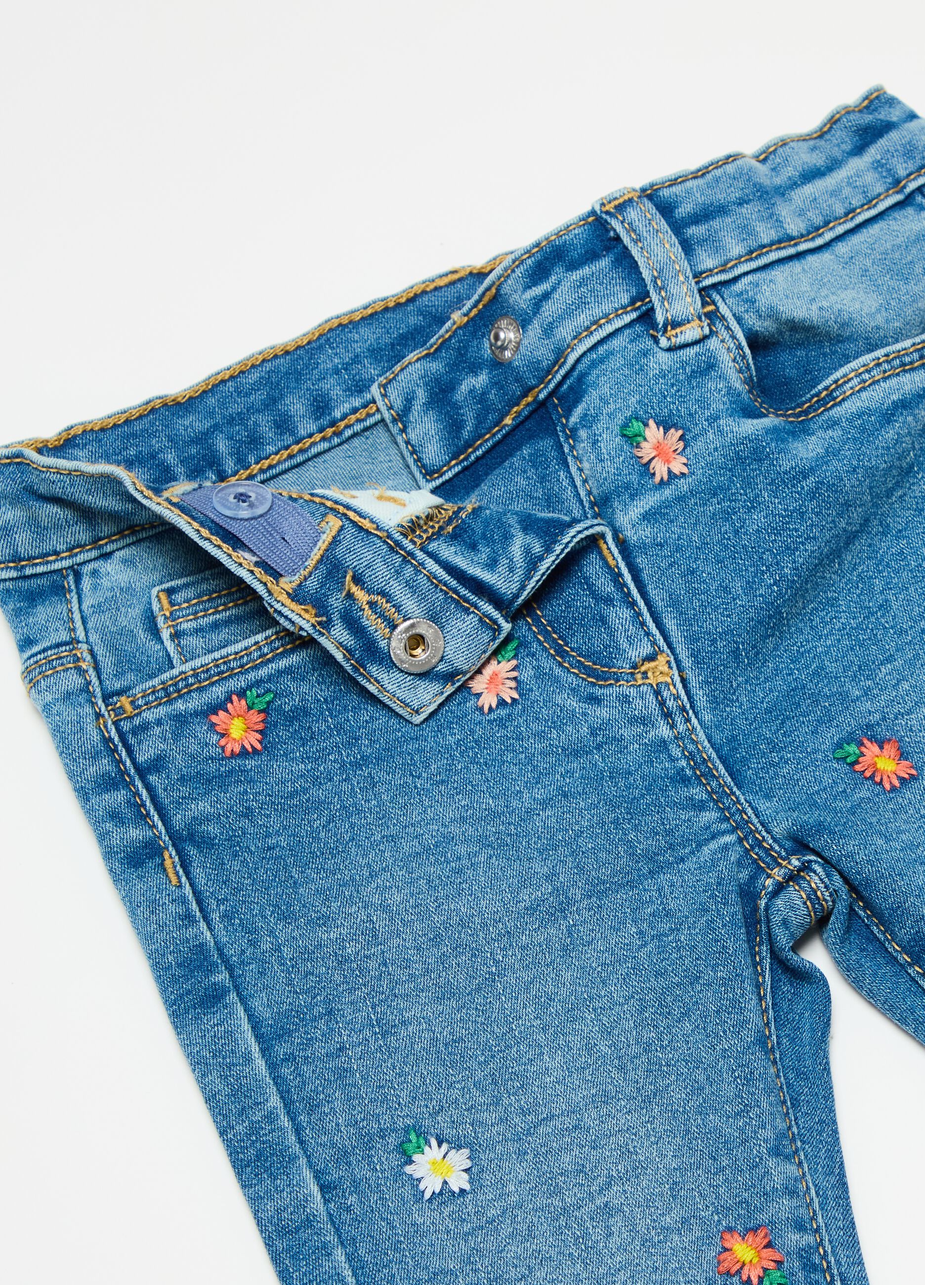 Jeans with small flowers embroidery