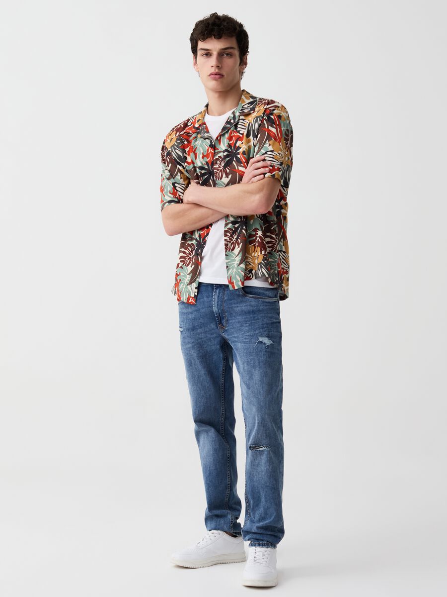 Short-sleeved shirt with tropical print_0