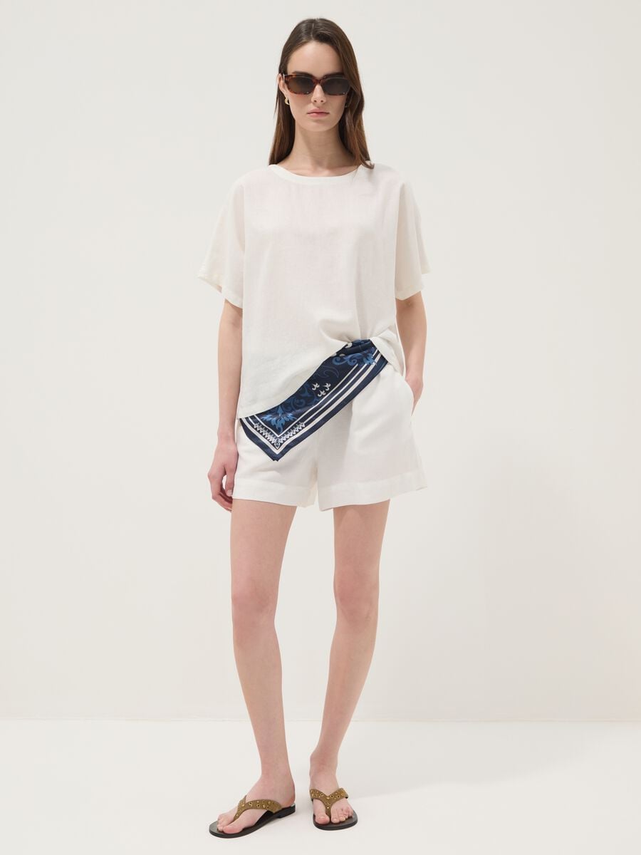Short blanco de mezcla de lino y viscosa con cintura el&aacute;stica, corte regular_0