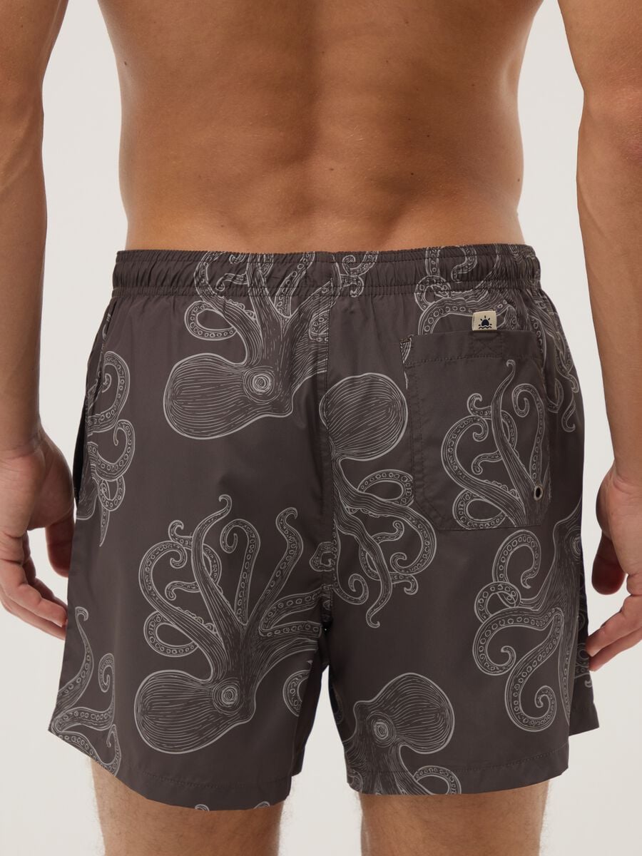 Braune Badeshorts mit Allover-Print_3