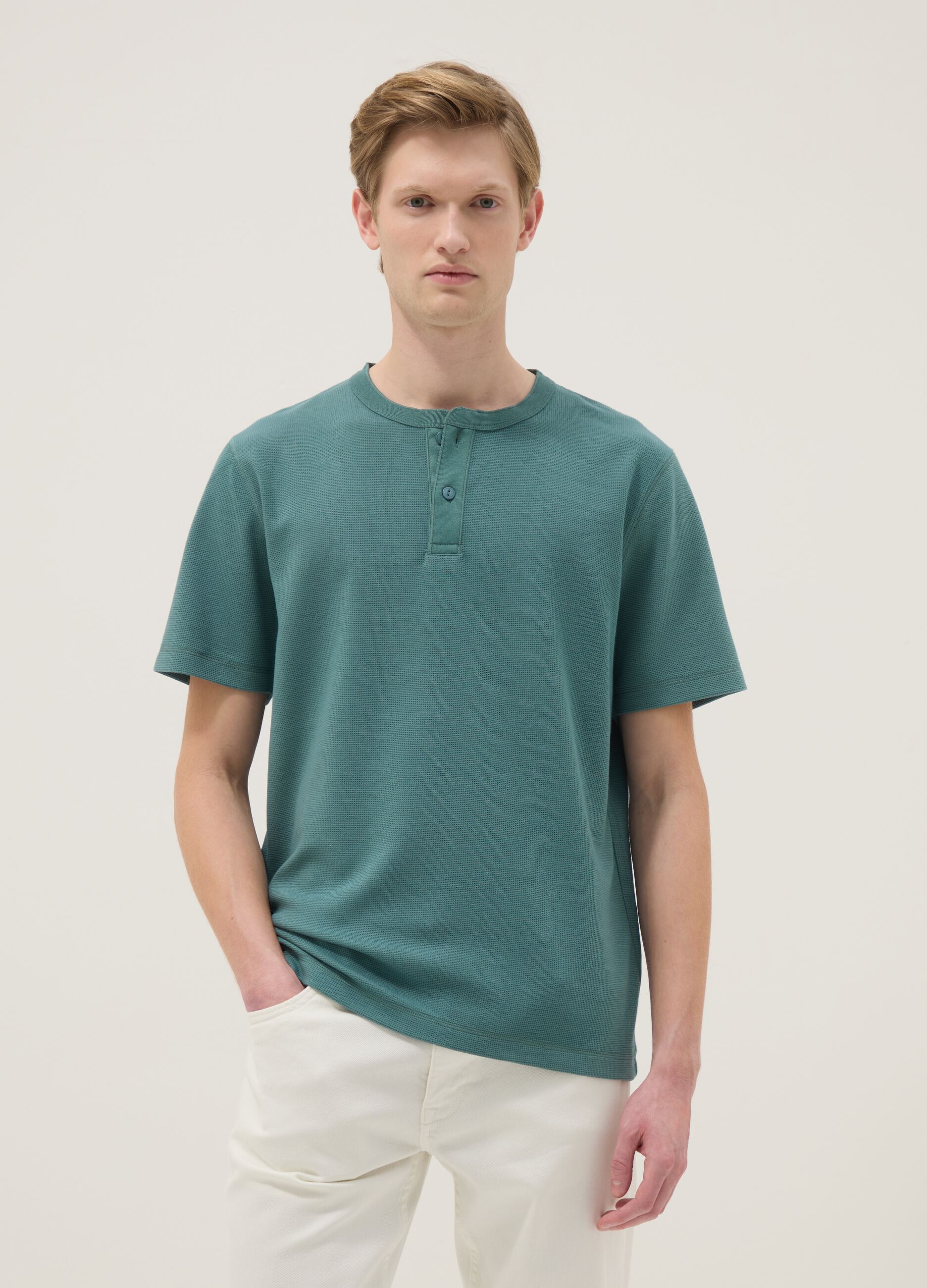 Green short-sleeve regular fit T-shirt with seraphim neck