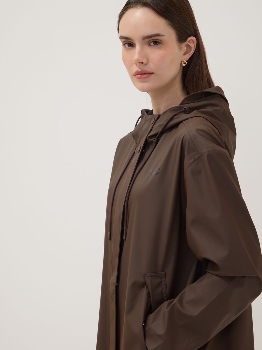 Lange braune Jacke mit Kapuze und Reissverschluss_2