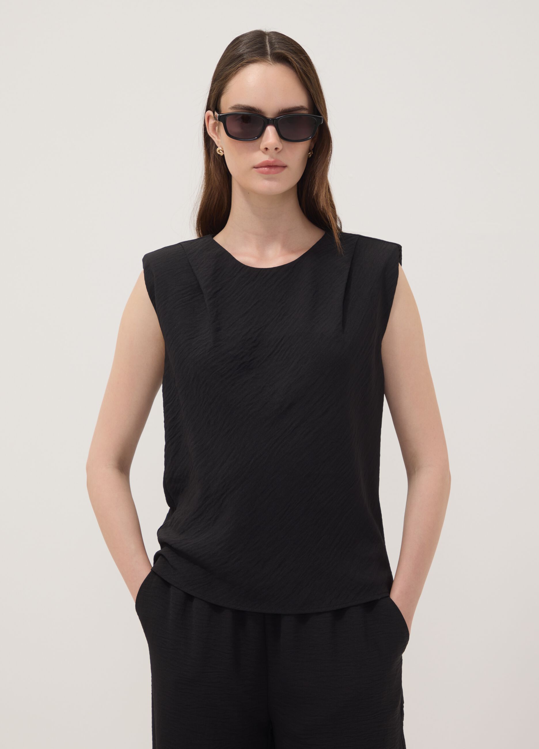 Black sleeveless pleated-texture blouse, regular fit