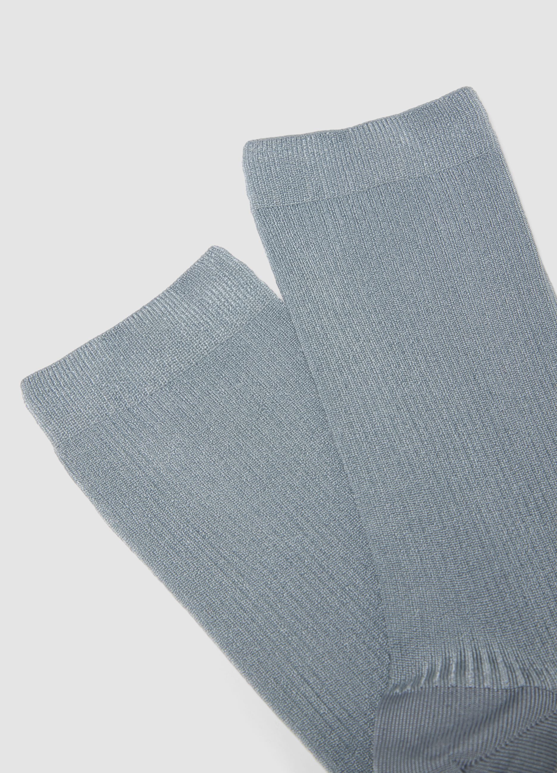 Lange hellblaue Socken aus elastischer Viskose