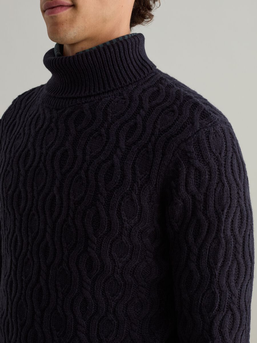 High-neck pullover with wavy design_2