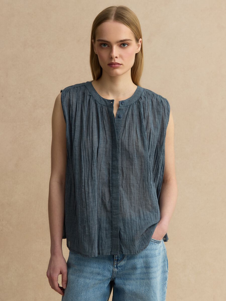 Blaue &auml;rmellose Bluse aus reiner Baumwolle mit regul&auml;rer Passform_1