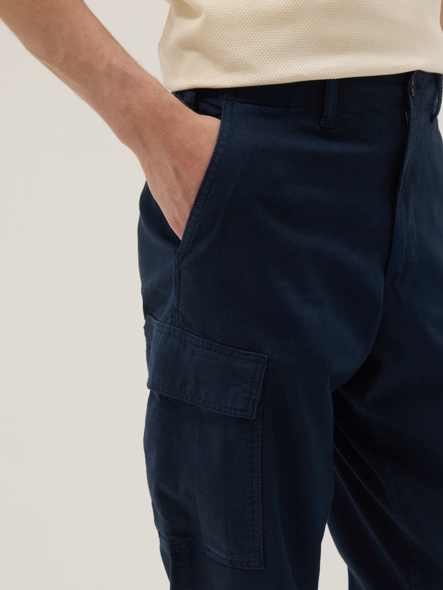 Blue regular-fit linen and cotton blend cargo trousers_3