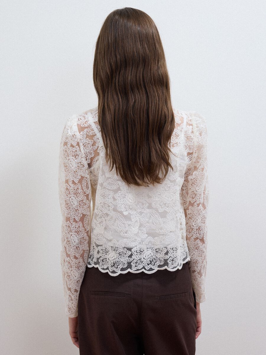 Blusa bianca in misto cotone con pizzo floreale slim fit_3