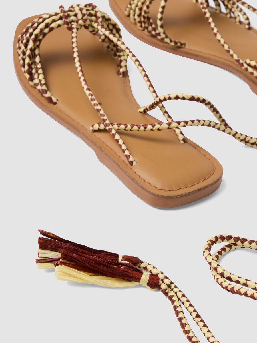 Braune flache Sandalen mit geflochtenen Schn&uuml;rriemen_2