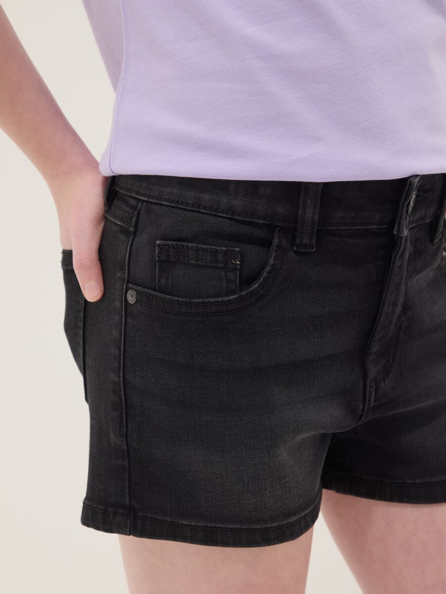 Short vaquero negro para ni&ntilde;a en mezcla de algod&oacute;n el&aacute;stico, corte slim_2