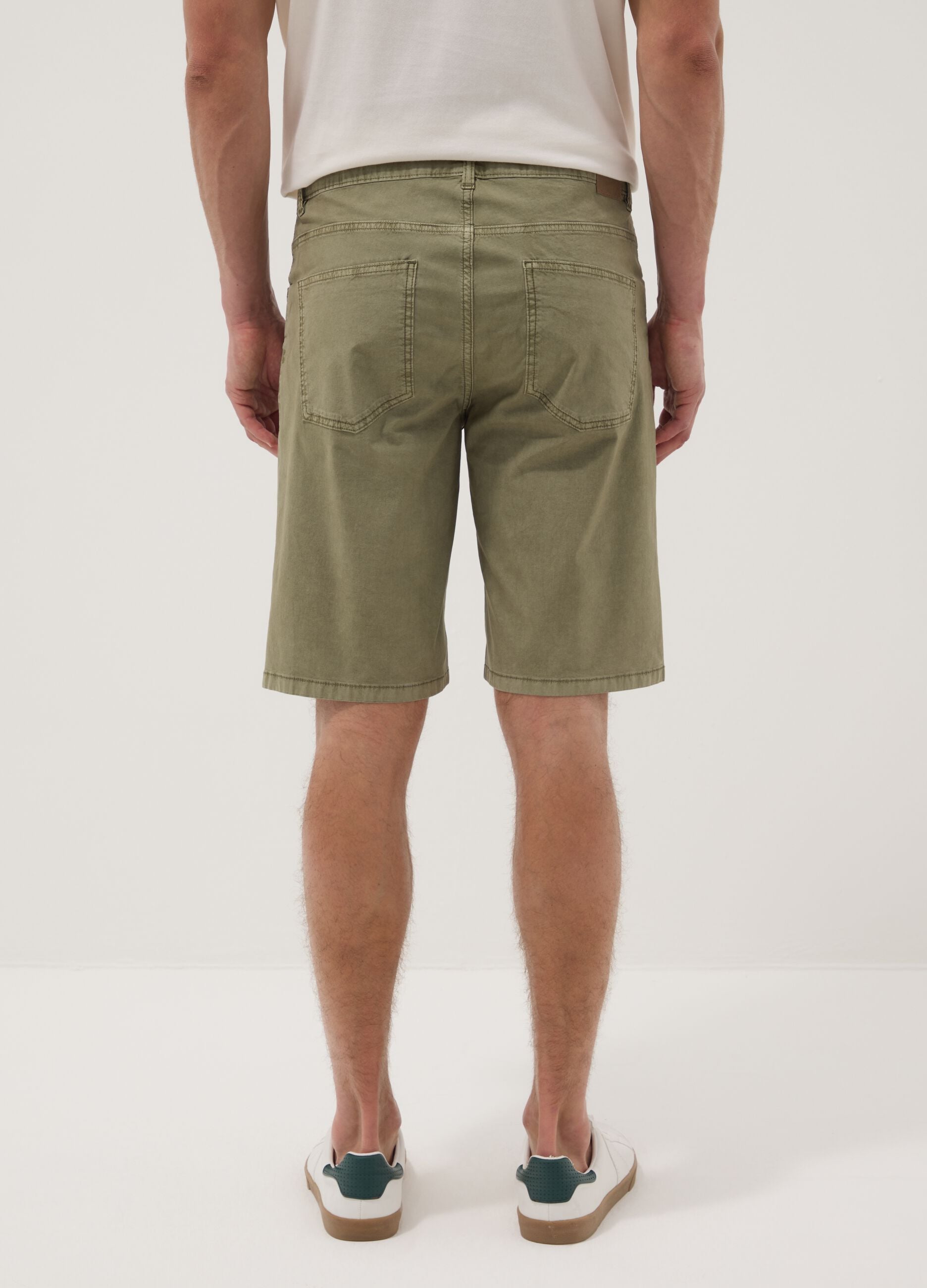 Gr&uuml;ne Bermuda-Shorts aus Stretch-Baumwolle im Five-Pocket-Style