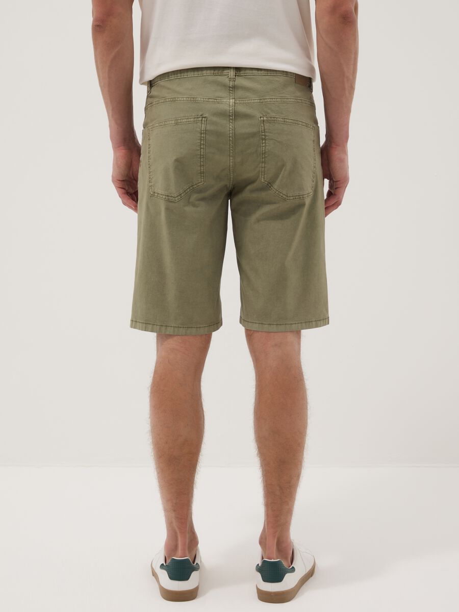 Gr&uuml;ne Bermuda-Shorts aus Stretch-Baumwolle im Five-Pocket-Style_2