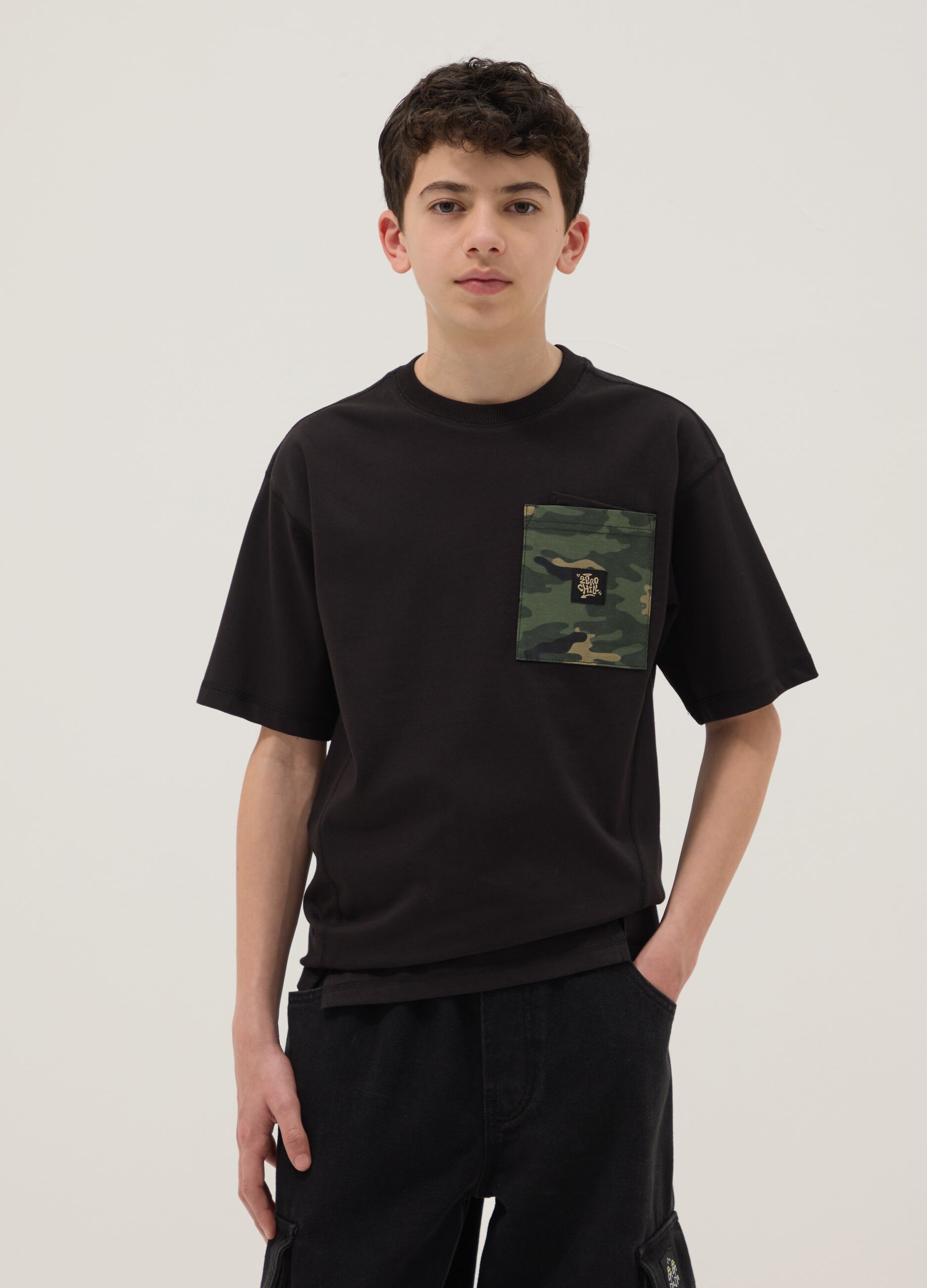 Boys&rsquo; black 100% cotton oversized T-shirt with chest pocket