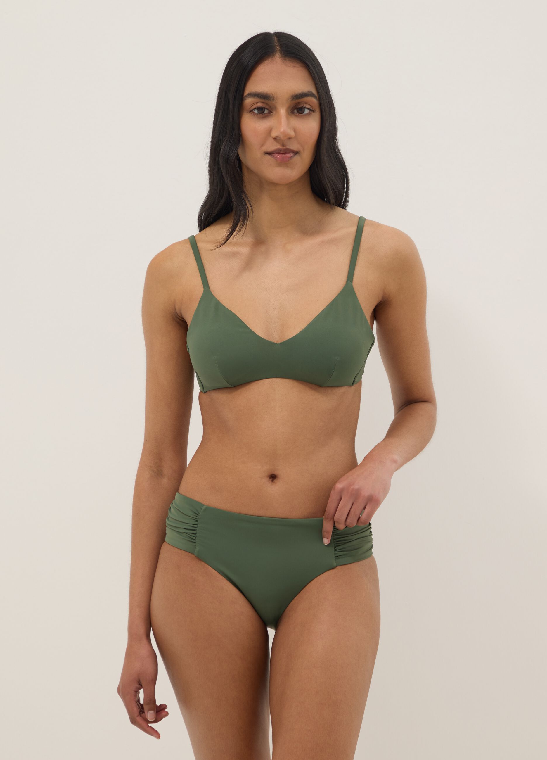 Top de bikini triangular verde con relleno removible