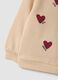 Felpa beige in puro cotone a girocollo e con stampa cuori per bimba_3