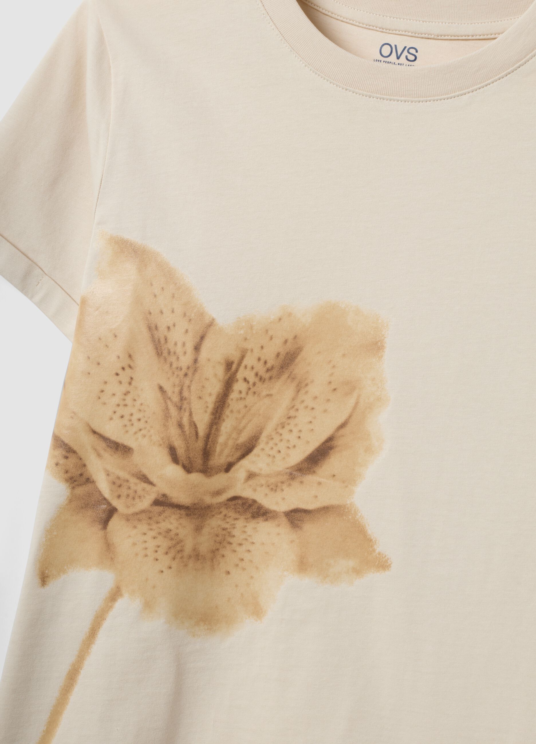 T-shirt beige in puro cotone con girocollo e stampa floreale regular fit