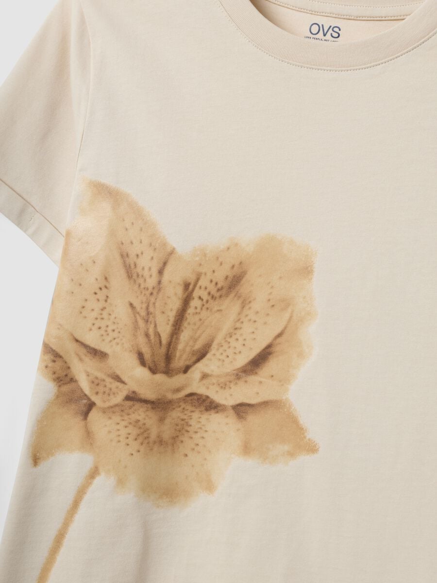 T-shirt beige in puro cotone con girocollo e stampa floreale regular fit_5