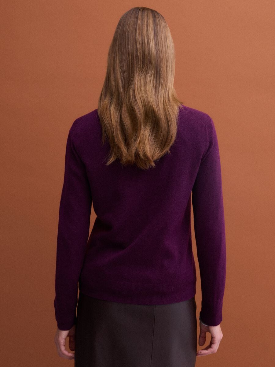 Purple pure wool jumper with deep V-neck_3
