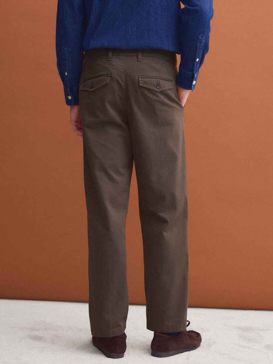 Brown pure cotton carrot-fit chino trousers_3