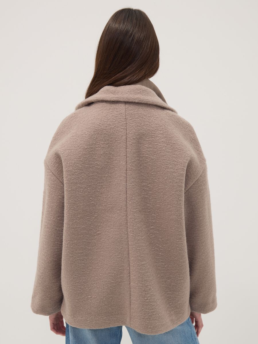 Beige Jacke in Regular Fit mit Stehkragen und aufgesetzten Taschen_3